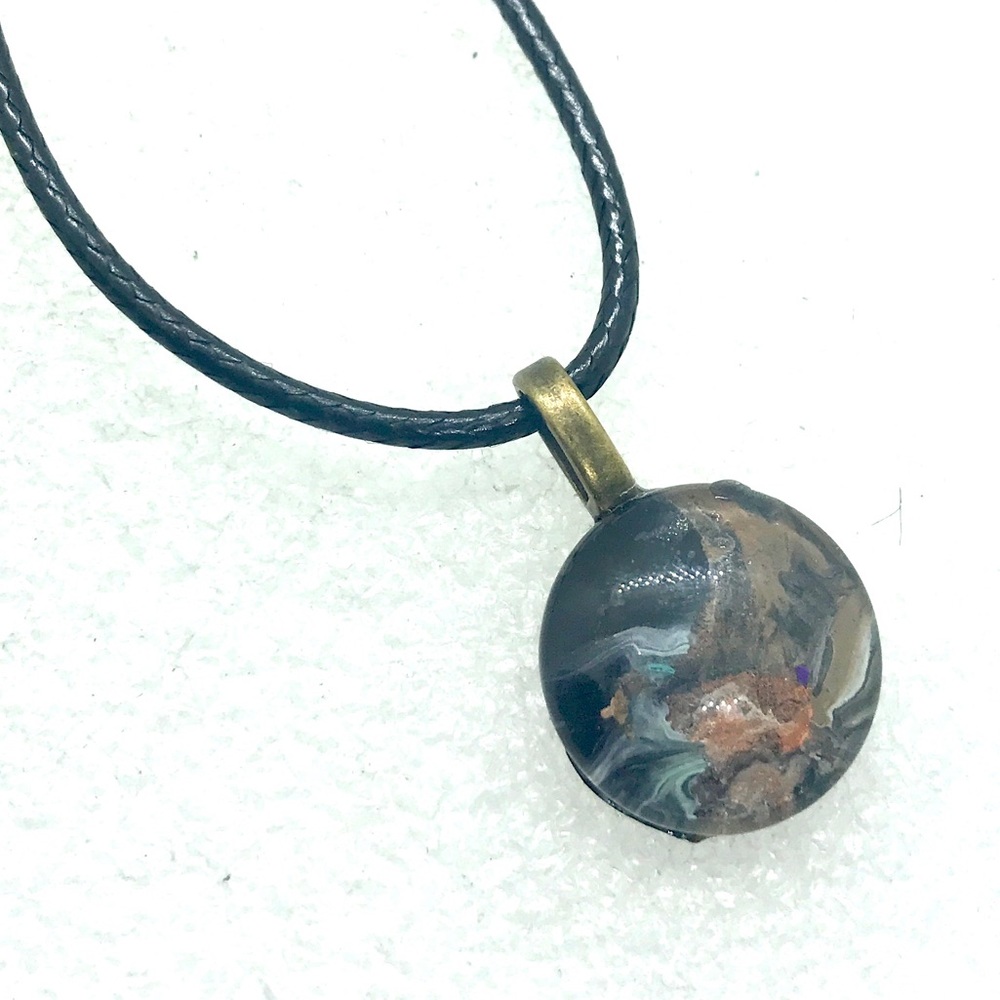 Handmade pendant with hand painted glass dome NSN round 18mm